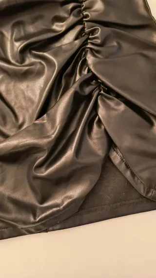 Falda negra efecto piel de Shein talla XS