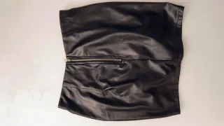 Falda negra efecto piel de Shein talla XS