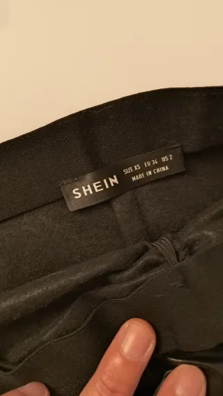 Falda negra efecto piel de Shein talla XS