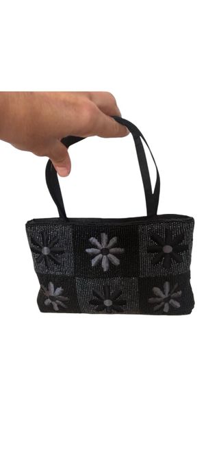 Bolso de fiesta negro con flores