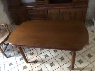 Mesa de salón de madera marrón