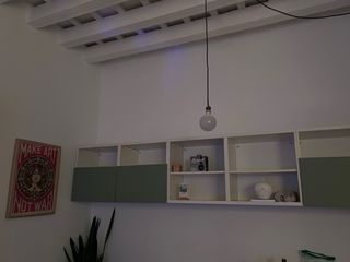 Dos muebles Besta colgante Ikea con y sin puertas