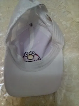 Gorra blanca con Elmo KAWS