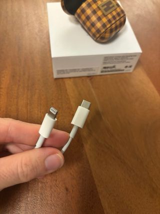 Airpods 2ª Gen con scatola, cavo e custodia di Fendi