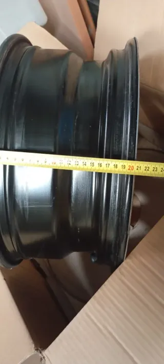 Llantas de hierro con tapacubos de bmw