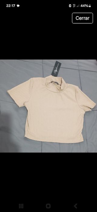Blusa beige de canalé con cuello alto