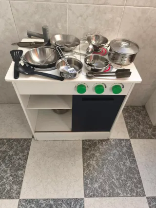 Cocina de madera para niñas, en buen estado.