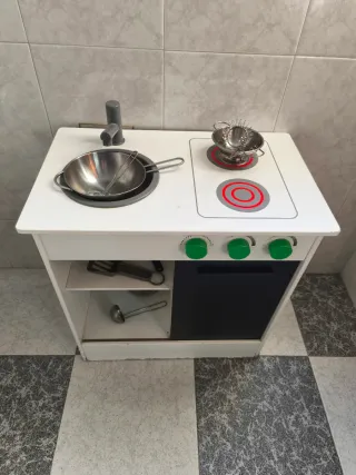 Cocina de madera para niñas, en buen estado.