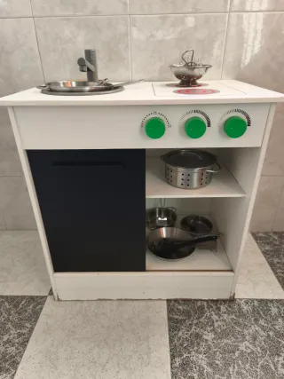 Cocina de madera para niñas, en buen estado.