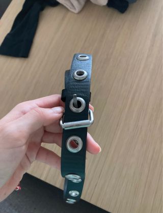 Cinturón negro con ojales