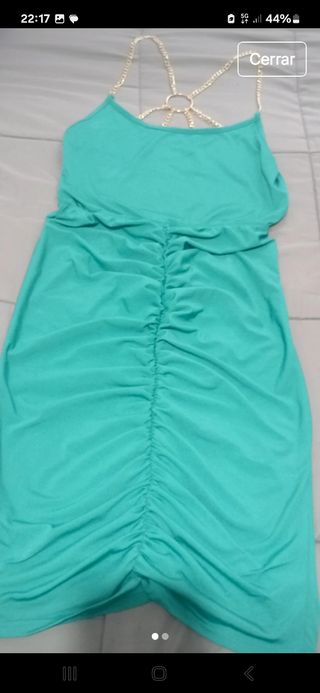 Vestido verde con cadenas doradas