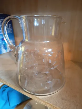 Caraffa in vetro con decoro floreale