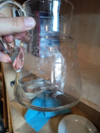 Caraffa in vetro con decoro floreale