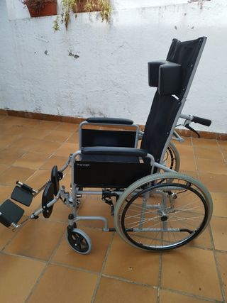 Silla de ruedas plegable.
