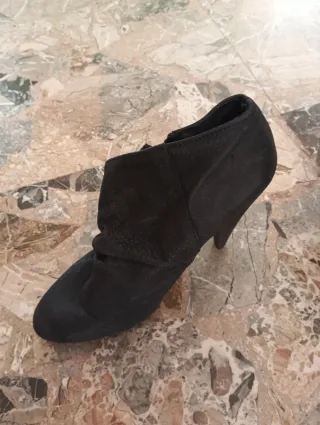 Botín tacón piel negro Zara