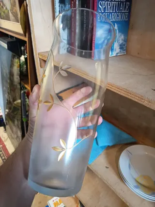 Vaso decorativo con foglie dorate