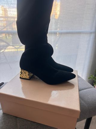 Botas Lola Casademunt negras con tacón dorado