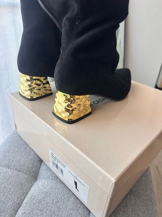 Botas Lola Casademunt negras con tacón dorado