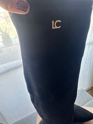 Botas Lola Casademunt negras con tacón dorado