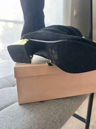 Botas Lola Casademunt negras con tacón dorado