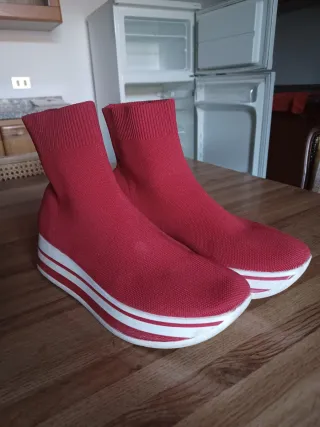 Scarpe rosse con zeppa bianca