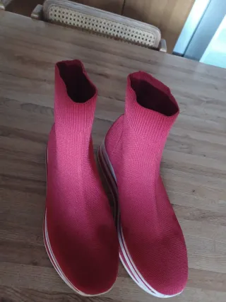 Scarpe rosse con zeppa bianca