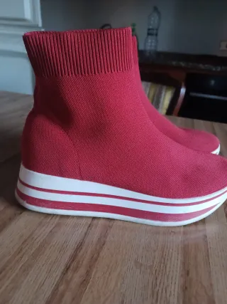 Scarpe rosse con zeppa bianca