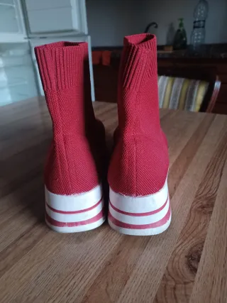 Scarpe rosse con zeppa bianca