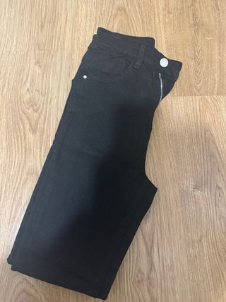 Pantalón pitillo Stradivarius negro
