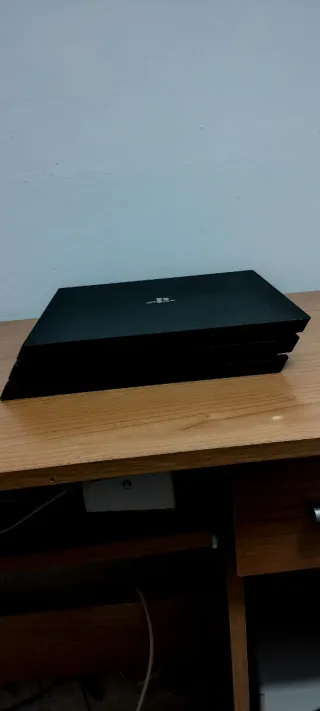 Vendo PS4 pro +1TB + 9 juegos