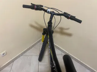 Bicicleta negra y amarilla