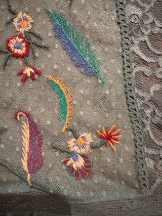 Blusa tul bordada flores y plumas