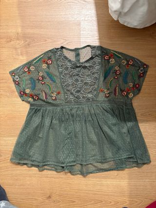 Blusa tul bordada flores y plumas