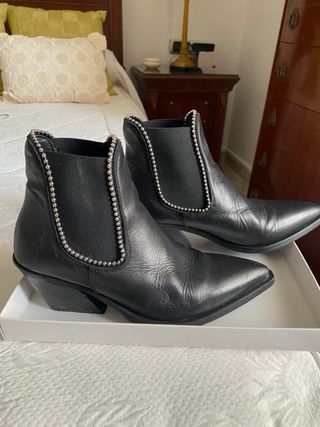 Botines piel negros tachas