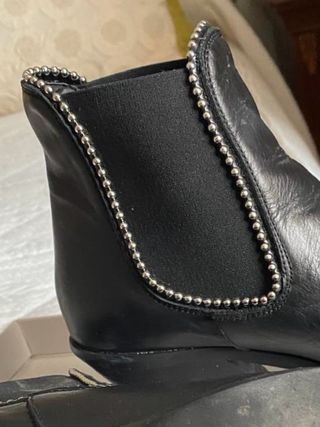 Botines piel negros tachas