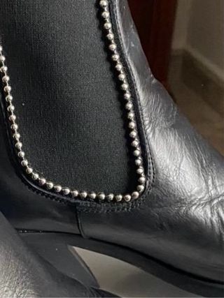 Botines piel negros tachas