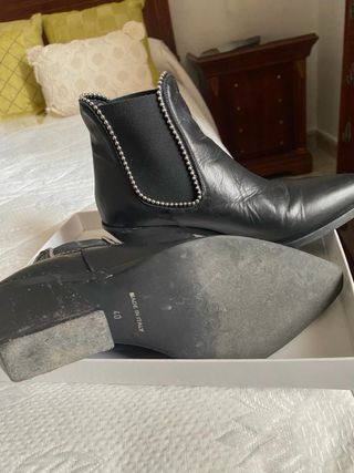 Botines piel negros tachas