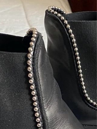 Botines piel negros tachas