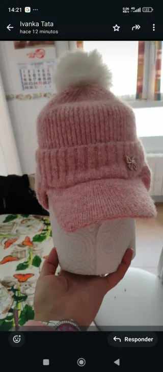 Gorro de lana rosa con pompón blanco