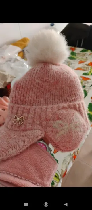 Gorro de lana rosa con pompón blanco