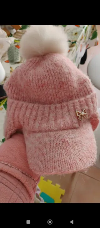 Gorro de lana rosa con pompón blanco