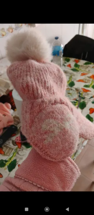 Gorro de lana rosa con pompón blanco
