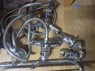 Varios artículo de baño: Grifos, portarrollos...