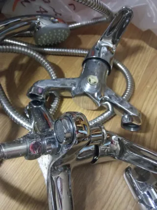 Varios artículo de baño: Grifos, portarrollos...