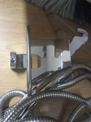 Varios artículo de baño: Grifos, portarrollos...