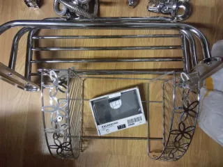 Varios artículo de baño: Grifos, portarrollos...