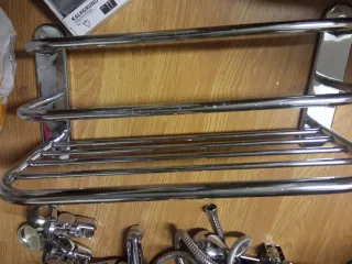 Varios artículo de baño: Grifos, portarrollos...