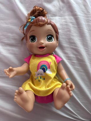 Muñeca que habla, abre ojos y crece pelo