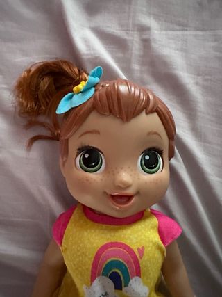 Muñeca que habla, abre ojos y crece pelo