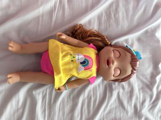 Muñeca que habla, abre ojos y crece pelo